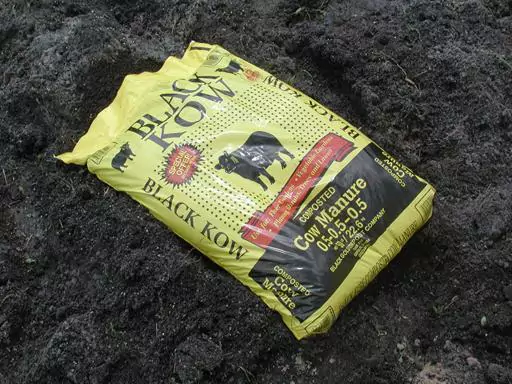 سماد البقرة السوداء Black Kow® Composted سماد غني بروث البقر